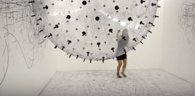 ADA, 2011 - Analoge interaktive Installation / Kinetische Skulptur / Post-digitale Zeichenmaschine, PVC Ballon, Zeichenkohle, Helium, Ø = 300 cm. Copyright: Karina Smigla-Bobinski