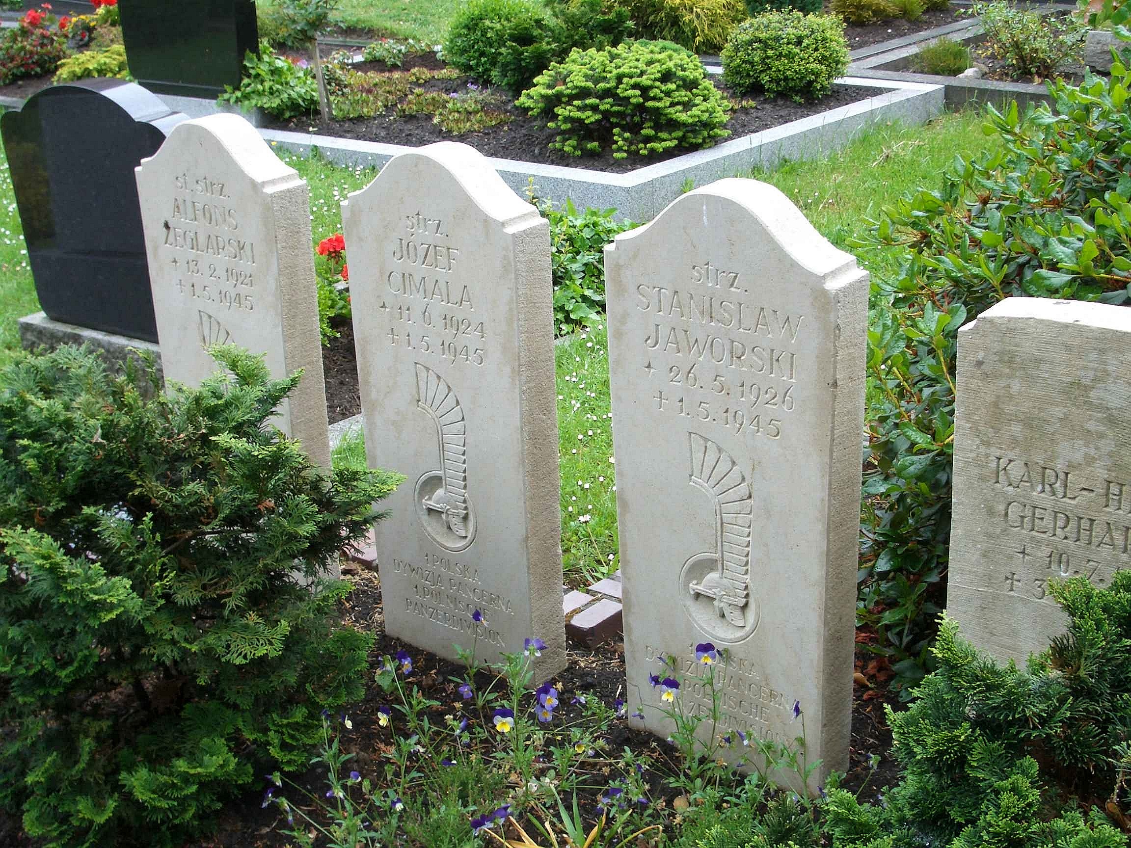 Links drei Gräber polnischer Soldaten