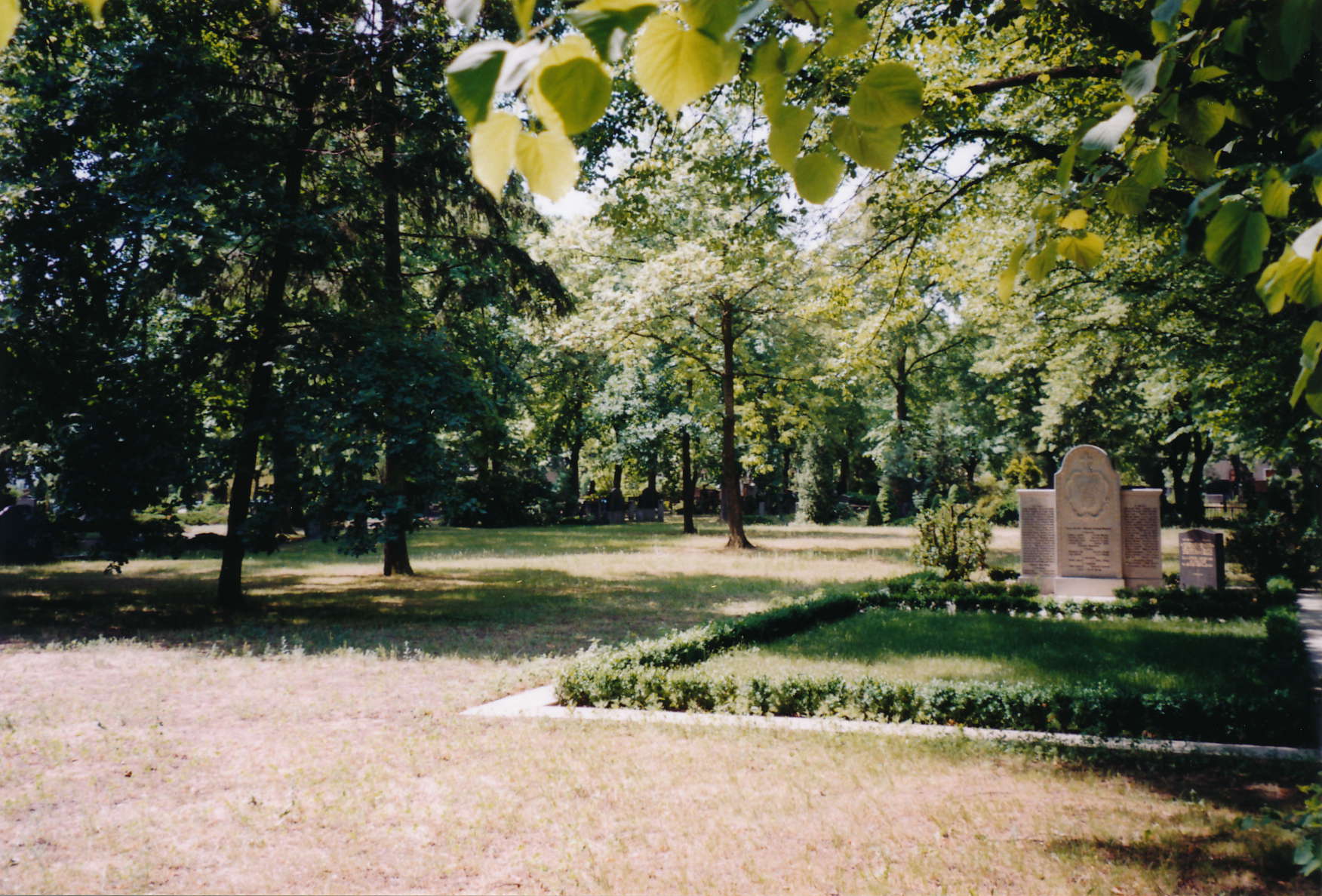 The cemeterys‘ burial ground for war victims