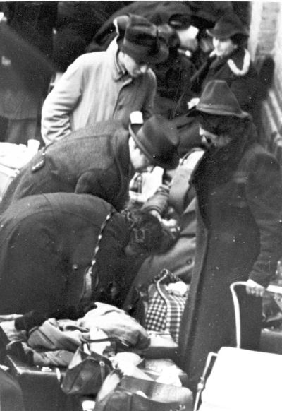 Jüdische Deportierte mit ihrem Gepäck - Jüdische Deportierte mit ihrem Gepäck. 
