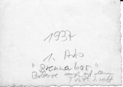Rückseite des Fotos mit eigenem Pkw - Mit handschriftlicher Bemerkung: „1. Auto, Brennabor, Batterie auf dem Trittbrett“ 