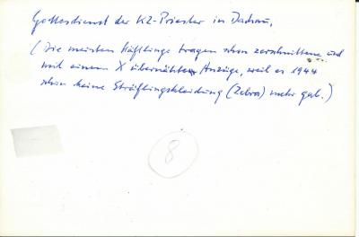 Rückseite des Fotos Gottesdienst der Priester im KZ Dachau - Mit handschriftlicher Bemerkung von Hermann Scheipers: „Gottesdienst der KZ-Priester in Dachau (Die meisten Häftlinge tragen schon zerschnittenen und mit dem X übernähte Anzüge, weil es 1944 schon keine Häftlingskleidung (Zebra) mehr gab." 