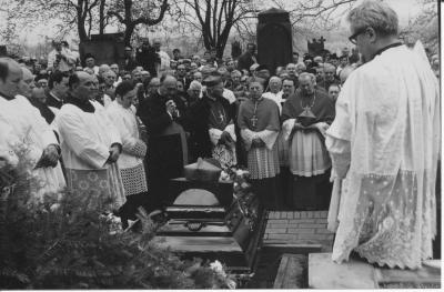 Beerdigung des Bischofs Trochta in der Tschechoslowakei - Schweigende Predigt der Bischöfe und Kardinäle aufgrund des Redeverbots. Vierter von links in der ersten Reihe Erzbischof von Krakau Karol Wojtyla. 