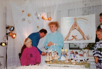 Nach dem Krippenspiel wünscht Familie Chmielecki allen eine frohe Weihnachtszeit  - 1992 