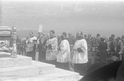 Podczas ceremonii otwarcia Polskiego Cmentarza Wojennego w Loreto - Biskup polowy Józef Gawlina podczas ceremonii otwarcia Polskiego Cmentarza Wojennego w Loreto, Włochy 6 V 1946  