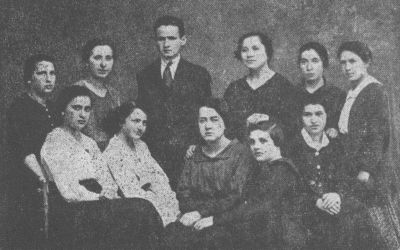 Fig. 2: Hebrew class in Będzin, around 1916 - The Hebrew class for women and girls in Będzin, with their teacher David Maletz, around 1916. Lower row, 1st from right: Dora Dymant 