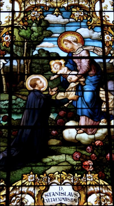 Die Muttergottes überreicht Stanislaus das Jesuskind - Glasfenster in der Kreuzauffindungskapelle in dem ehemaligen Jesuitenkolleg in Dillingen 