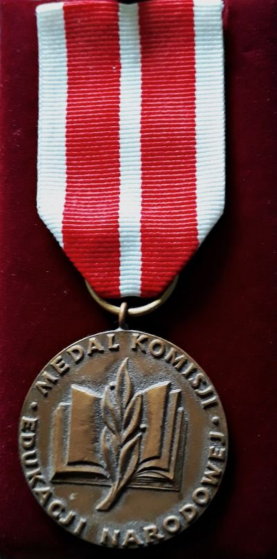 Die Medaille der Kommission für nationale Bildung (Medal Komisji Edukacji Narodowej)  - Vom Bildungsminister der Republik Polen an Maria Końska-Chmielecki, 2005 