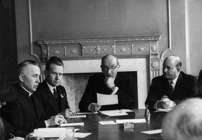 Feldbischof Józef Gawlina (links) während einer Sitzung des polnischen Nationalrats in London - Rechts der stellvertretende Ministerpräsident Stanisław Mikołajczyk, 1940 