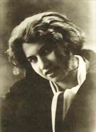 Fig. 9: Dora Diamant, around 1924 - Dora Diamant, around 1924. Anonymous photographer 