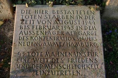Grabsteine mit den Namen der Opfer des Konzentrationslagers -  