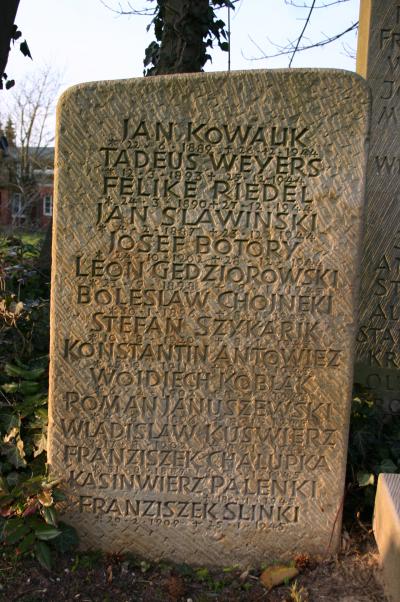 Grabsteine mit den Namen der Opfer des Konzentrationslagers -  