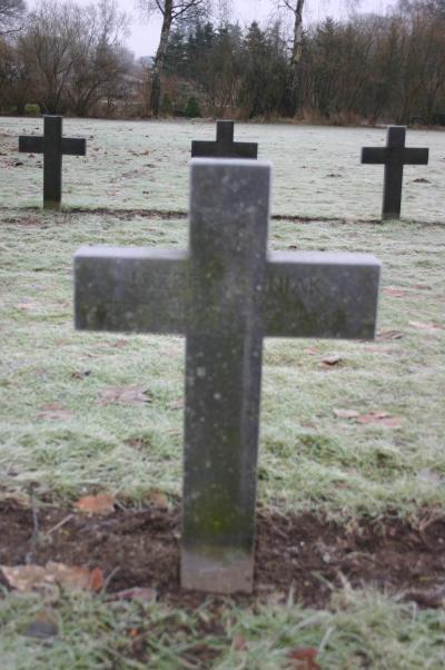 Weitere Gräber und Denkmal auf dem Gräberfeld 35 -  