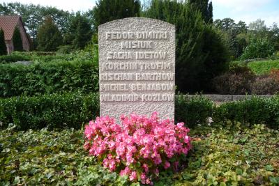 Grabstein russischer Kriegsgefangener und Häftlinge beider Weltkriege auf dem Großburgwedeler Friedhof  -  