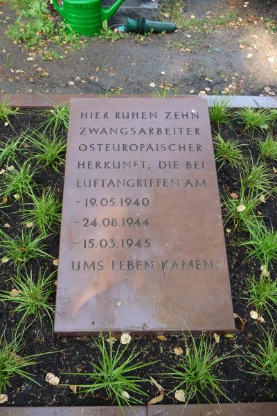 Gedenksteine für die Opfer alliierter Luftangriffe  -  