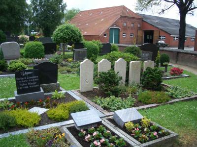 Zdjęcia z grobów trzech polskich żołnierzy oraz cmentarza w Hesel -  