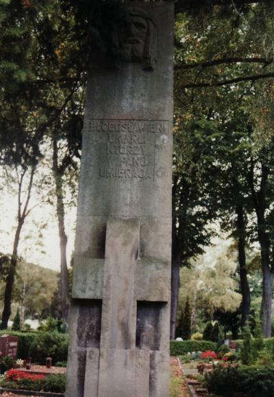 Grabsteine und die Rückseite der Stele auf dem polnischen Gräberfeld -  