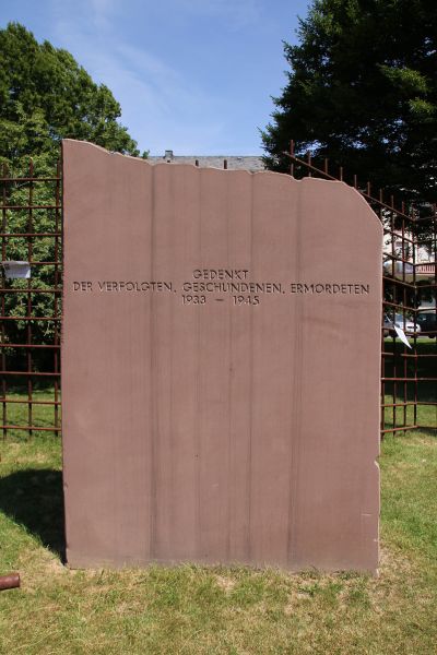 Pomnik w Koblencji  - „Pamiętajmy o prześladowanych, maltretowanych i zamordowanych w latach 1933-1945” 