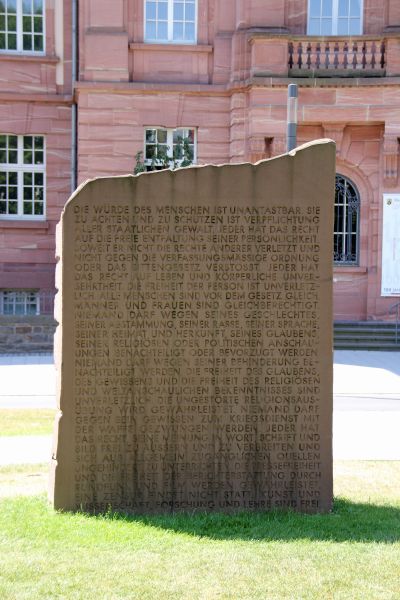 Pomnik w Koblencji  - Kamień z fragmentami pierwszych pięciu artykułów Ustawy Zasadniczej dotyczących praw podstawowych 