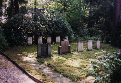 Polnische Grabsteine auf dem Waldfriedhof -  