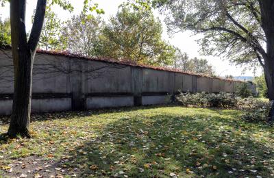 Mur, przy którym zakopano urny z prochami ofiar - Mur, przy którym zakopano urny z prochami ofiar, 2020. 