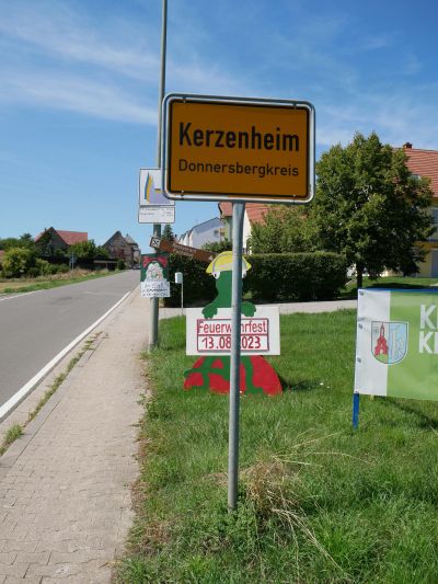 Ortsschild von Kerzenheim - August 2023 