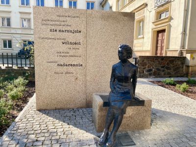 Denkmal von Prof. Halina Kłąb-Szwarc in Łódź (Enthüllung im November 2021) - Vor dem ehemaligen Gefängnis, in dem sie acht Monate in Erwartung der Vollstreckung ihres Todesurteils verbrachte 