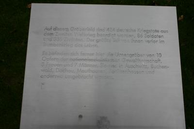 Grabsteine und Informationstafel auf dem Friedhof in Essen-Schönebeck -  