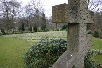 Kamienie nagrobne i tablica informacyjna na cmentarzu w Essen Schönebeck -  