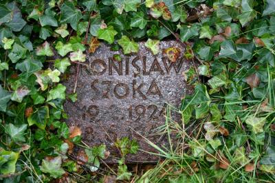 Polskie kamienie nagrobne i tablica upamiętniająca -  