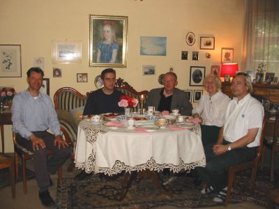 Marek Żebrowski (3.v.r) im Haus von Adelheid von Geyr (2.v.r.) - Marburg, 2014 