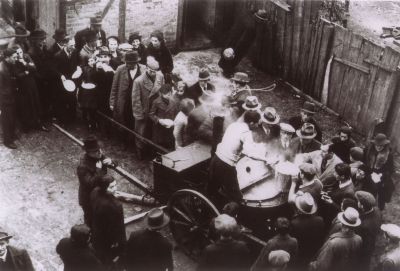 Żydzi w kolejce do kuchni polowej. Zbąszyń, listopad 1938 r.  - Żydzi w kolejce do kuchni polowej. Zbąszyń, listopad 1938 r.  