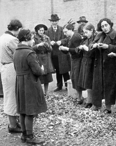 Frauen beim Kartoffeln schälen, Zbąszyń - Frauen beim Kartoffeln schälen, Zbąszyń. 