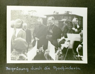 Bistumsarchiv Essen / Porta Polonica 2018 - Begrüßung durch die Pfadfinderin, schwarz-weiß Fotografie, 1955, 7,5 x 10,5 cm 
