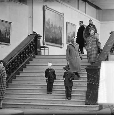 Besucher der Ausstellung in Dresden - Treppenaufgang im Albertinum. 