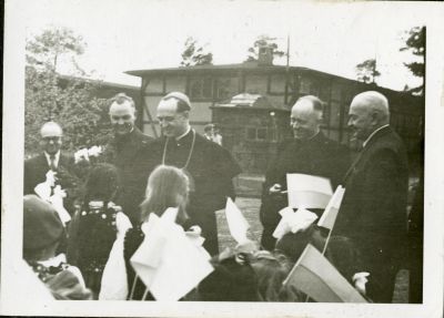 Ankunft des Weihbischofs  - Ankunft des Weihbischofs, schwarz-weiß Fotografie, 1955, 7,5 x 10,5 cm  