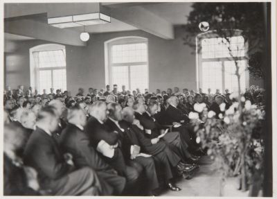 Uroczystość otwarcia Gimnazjum Polskiego w Bytomiu z udziałem gości, kadry pedagogicznej i uczniów (1932) -  