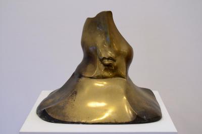 Kopf - Myjak, Adam (*1947 Stary Sącz, lebt in Warschau). Bronze, 40 x 44 x 38 cm; Inv. Nr. 2471. 