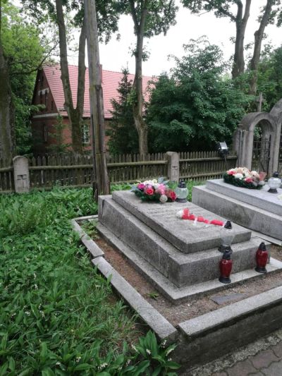 Kirchenfriedhof in Rumian: Das Grab von Franciszek Liss - Kirchenfriedhof in Rumian: Das Grab von Franciszek Liss 