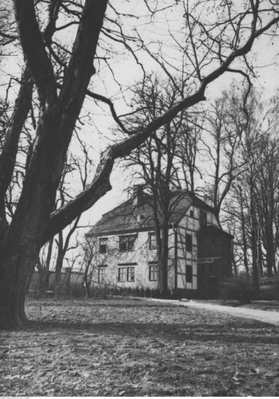 Dom z Magdeburga na terenie parku belwederskiego w Warszawie, 1939 r. - Dom z Magdeburga, w którym więziony był Józef Piłsudski, na terenie parku belwederskiego w Warszawie w 1939 r. 