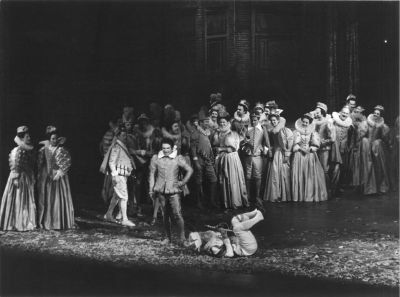 „Rigoletto“ w inscenizacji Romana Polańskiego, Monachium 1976 - Scena z opery „Rigoletto“ Giuseppe Verdiego w nowej inscenizacji słynnego reżysera Romana Polańskiego z 1976 roku, wystawionej w Bawarskiej Operze Narodowej (Bayerische Staatsoper), Monachium 1796. 