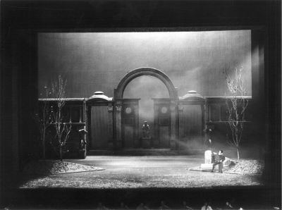 Rigoletto an der Bayerischen Staatsoper, München 1976 - Für das Bühnenbild der „Rigoletto“-Neuinszenierung zeichnete sich Carlo Tommasi verantwortlich. 