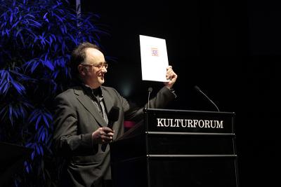 Preisverleihung des Hessischen Jazzpreises 2013 - In der Hand hält er seine Urkunde. 
